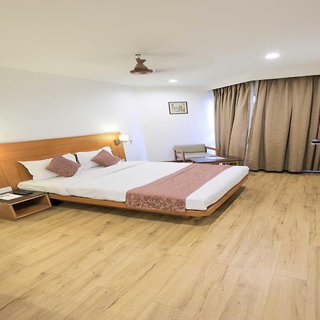 Palette Hotel Surya Vadodara Dış mekan fotoğraf