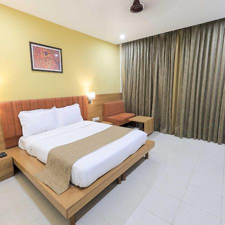 Palette Hotel Surya Vadodara Dış mekan fotoğraf