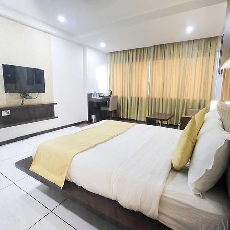 Palette Hotel Surya Vadodara Dış mekan fotoğraf