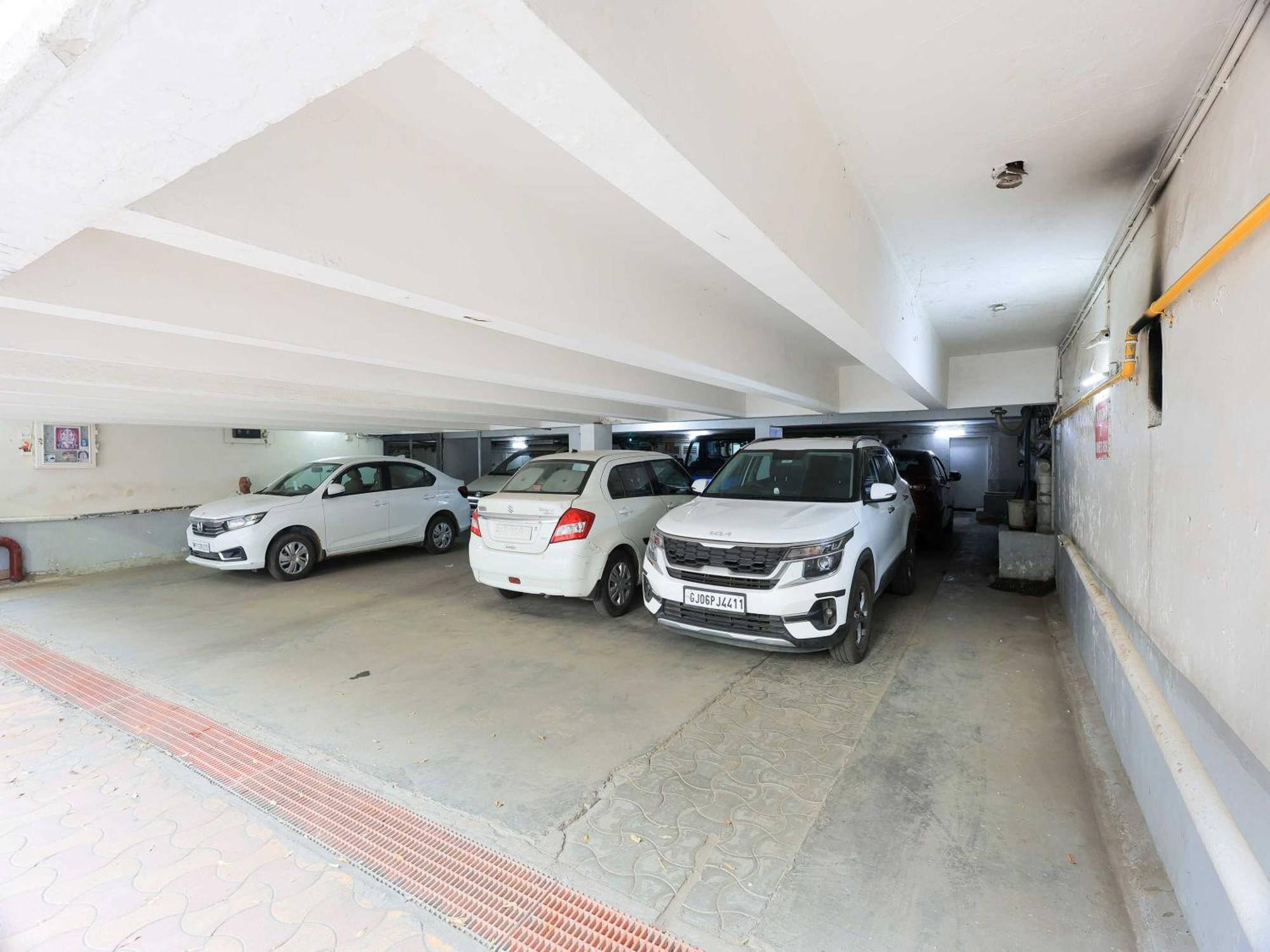 Palette Hotel Surya Vadodara Dış mekan fotoğraf