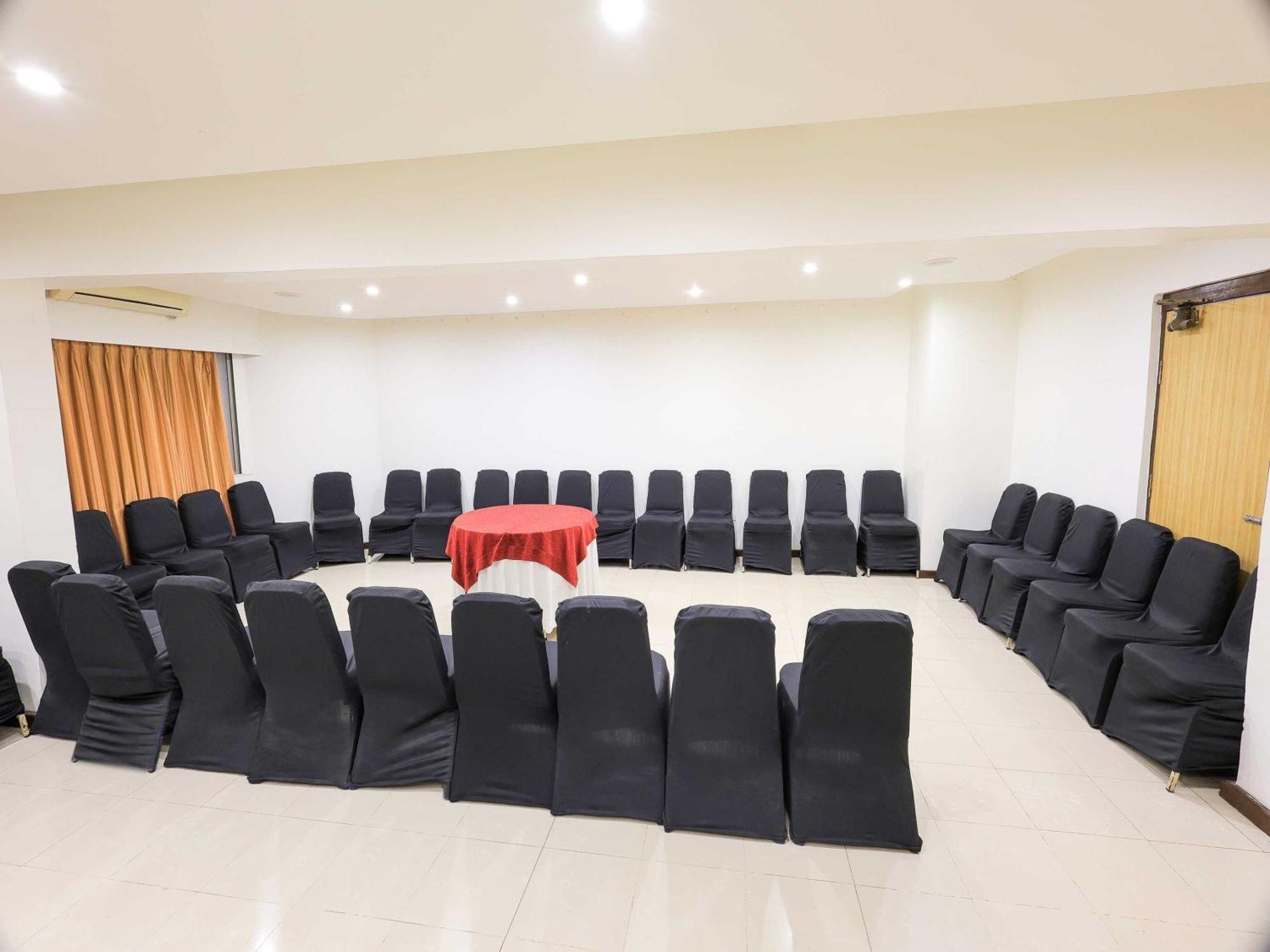 Palette Hotel Surya Vadodara Dış mekan fotoğraf