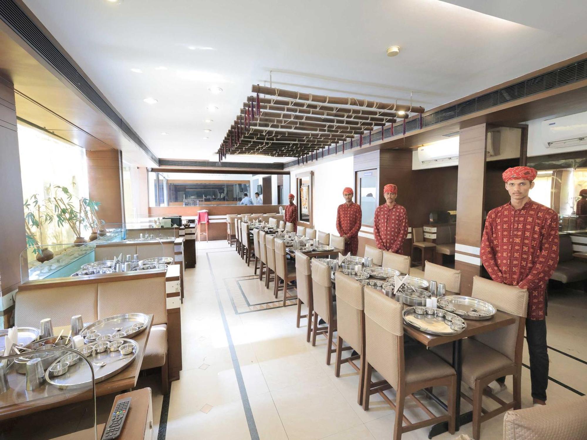 Palette Hotel Surya Vadodara Dış mekan fotoğraf