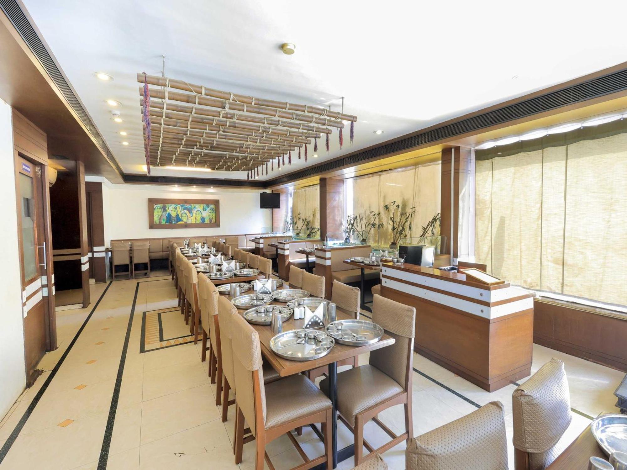 Palette Hotel Surya Vadodara Dış mekan fotoğraf