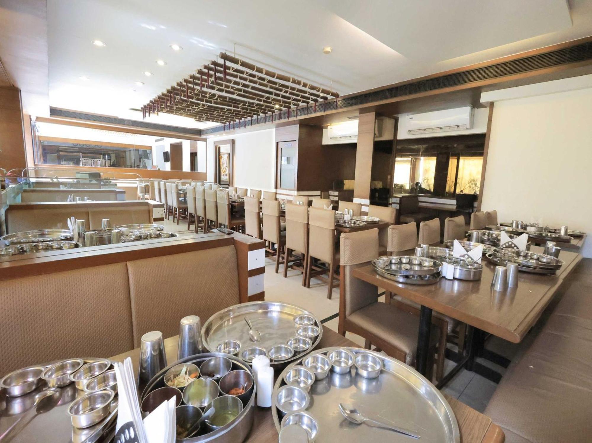Palette Hotel Surya Vadodara Dış mekan fotoğraf