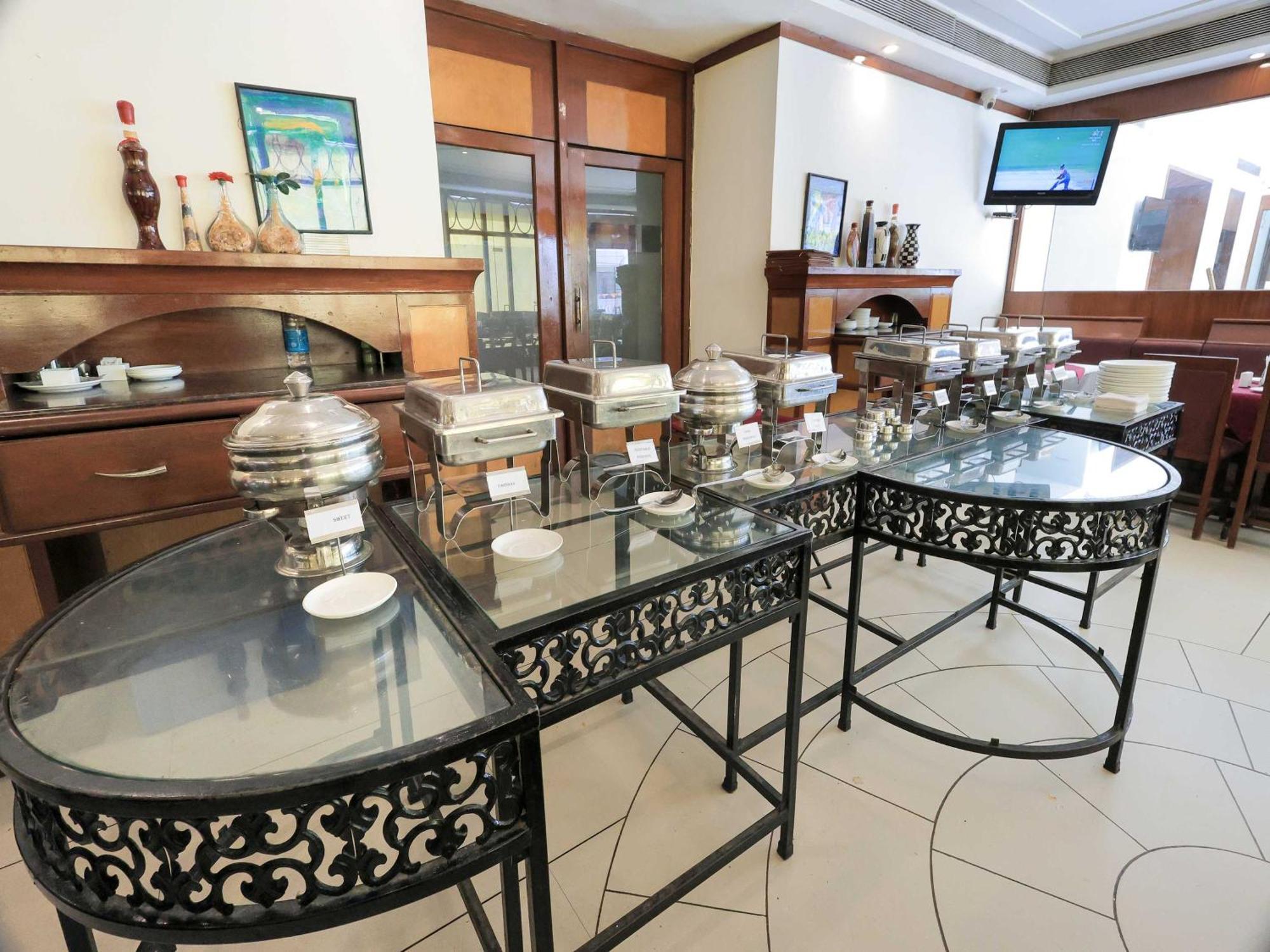 Palette Hotel Surya Vadodara Dış mekan fotoğraf