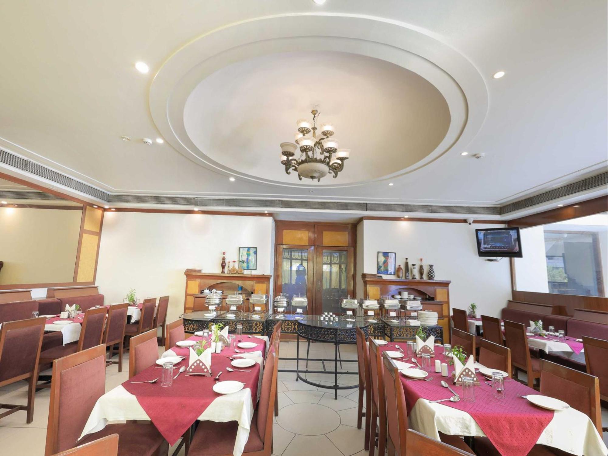Palette Hotel Surya Vadodara Dış mekan fotoğraf