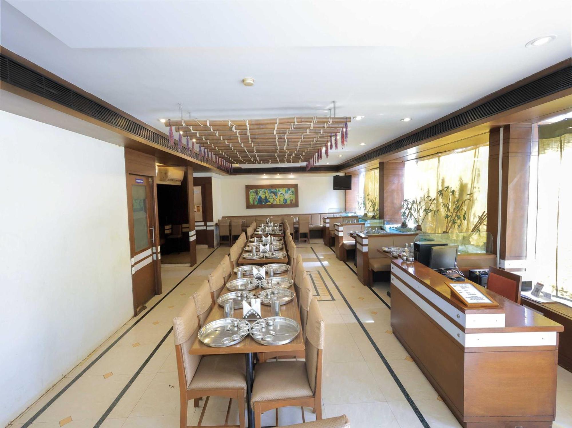 Palette Hotel Surya Vadodara Dış mekan fotoğraf