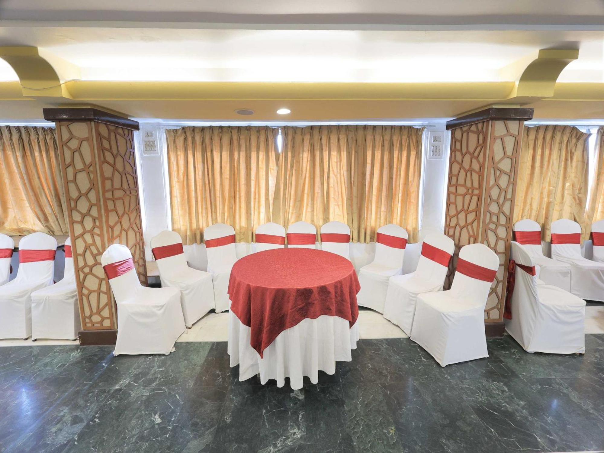 Palette Hotel Surya Vadodara Dış mekan fotoğraf