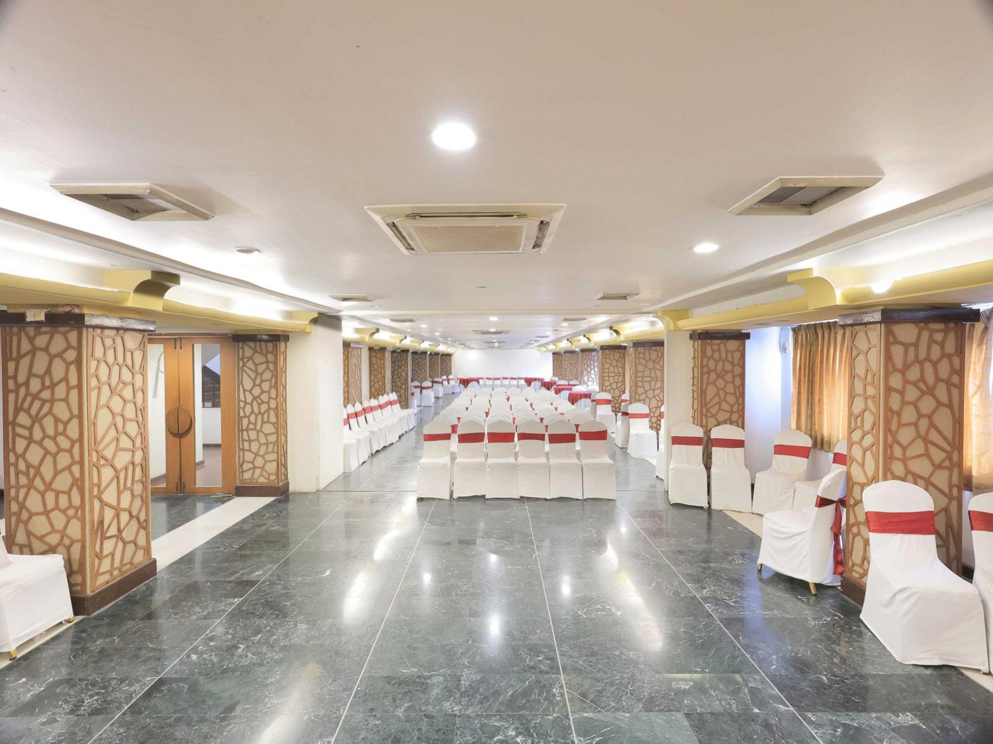 Palette Hotel Surya Vadodara Dış mekan fotoğraf