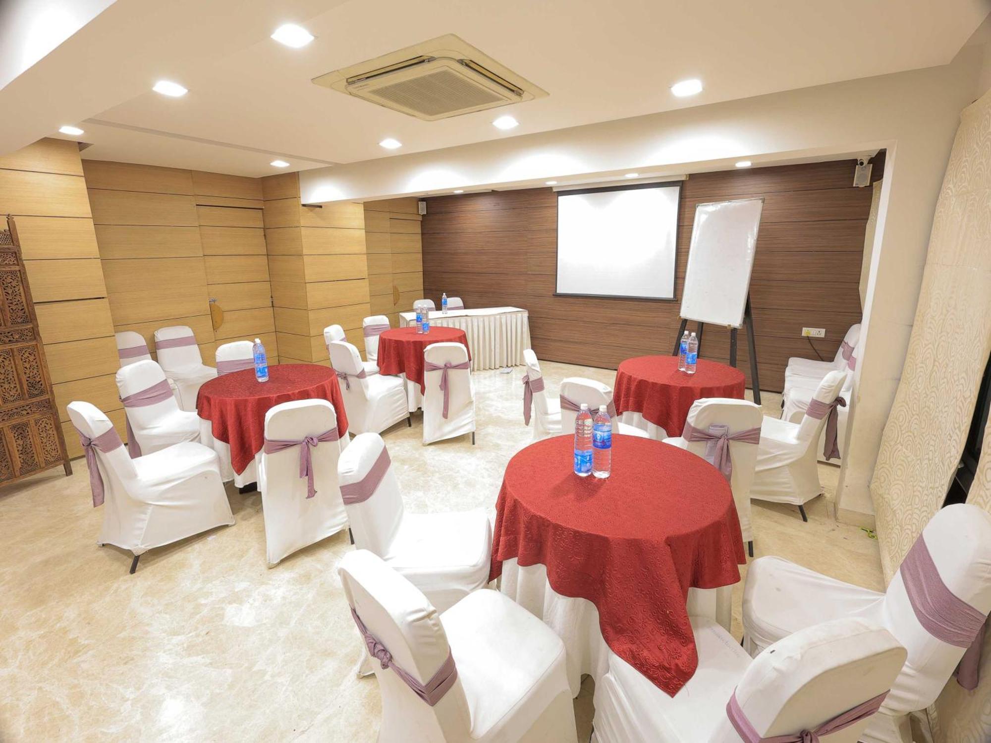 Palette Hotel Surya Vadodara Dış mekan fotoğraf