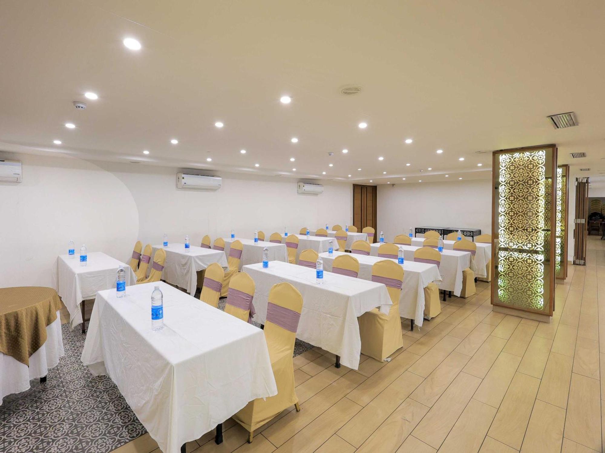 Palette Hotel Surya Vadodara Dış mekan fotoğraf
