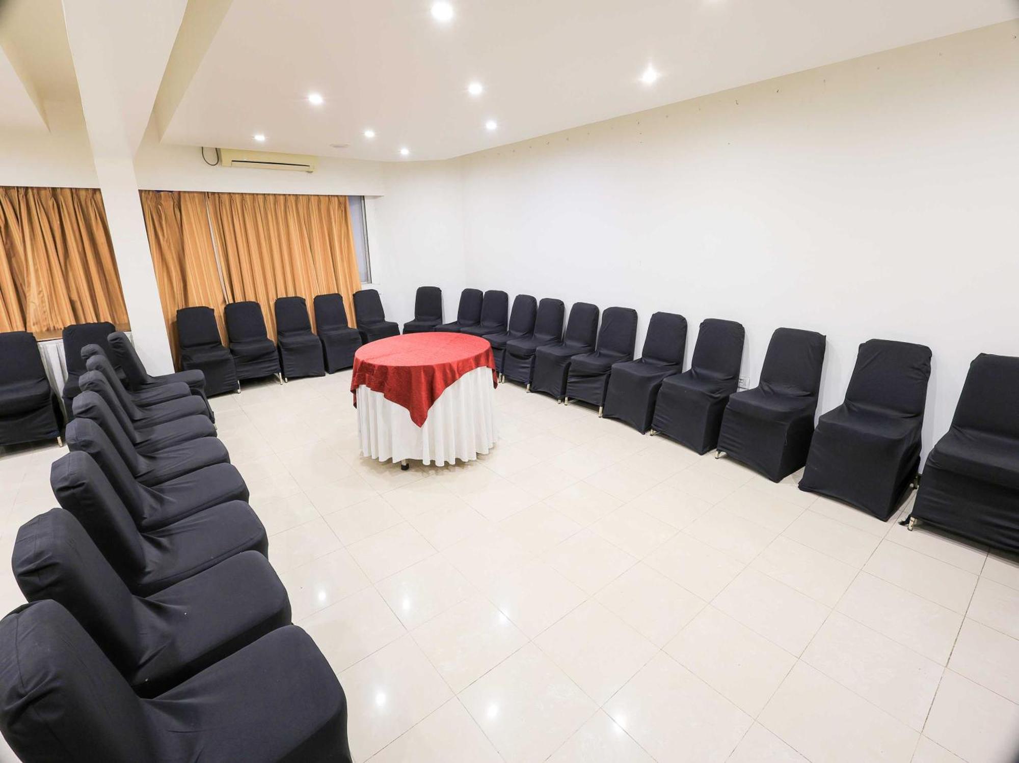 Palette Hotel Surya Vadodara Dış mekan fotoğraf