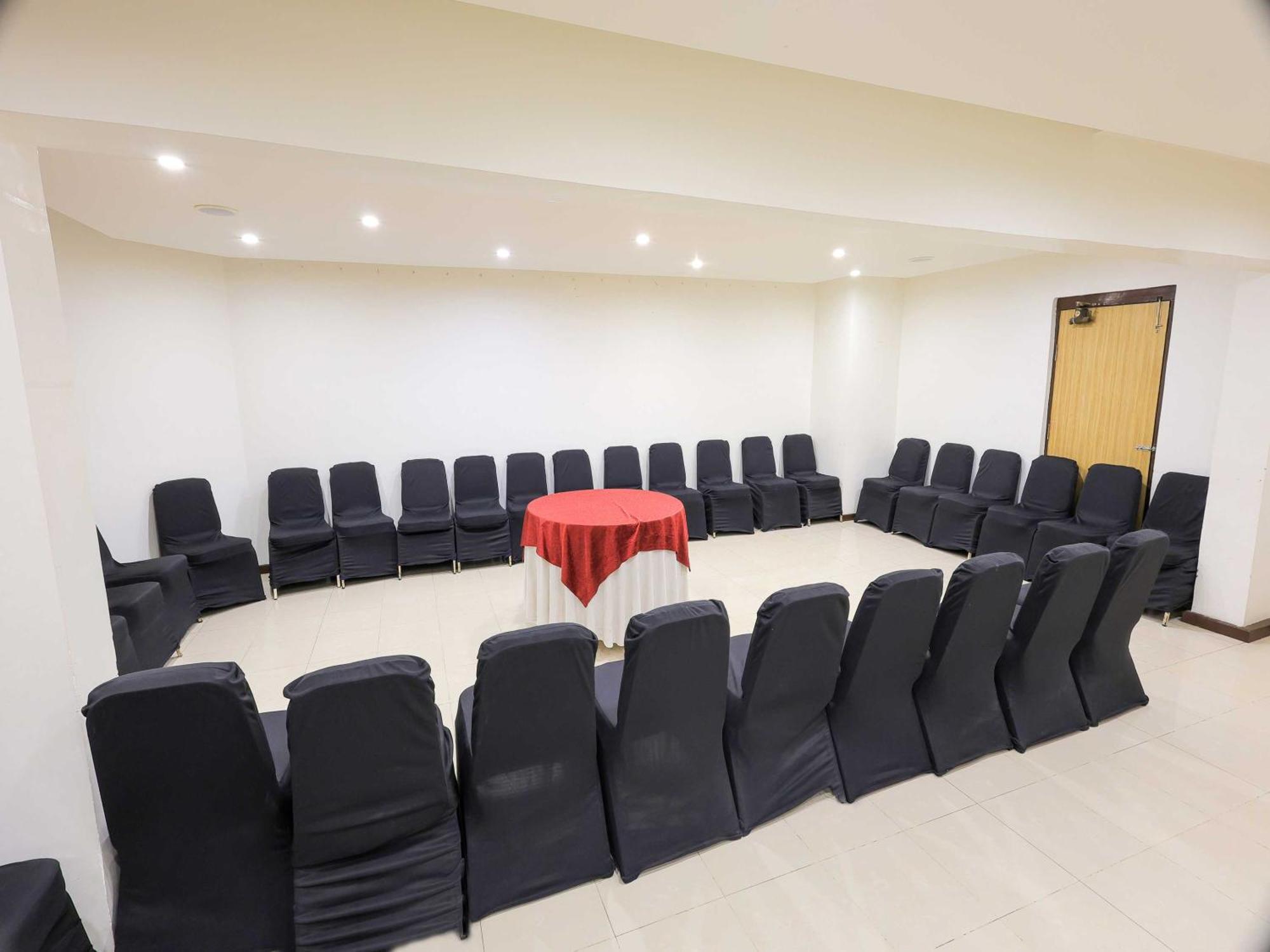 Palette Hotel Surya Vadodara Dış mekan fotoğraf