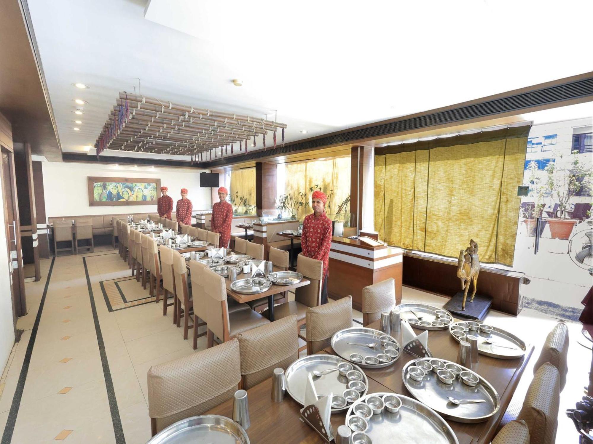 Palette Hotel Surya Vadodara Dış mekan fotoğraf