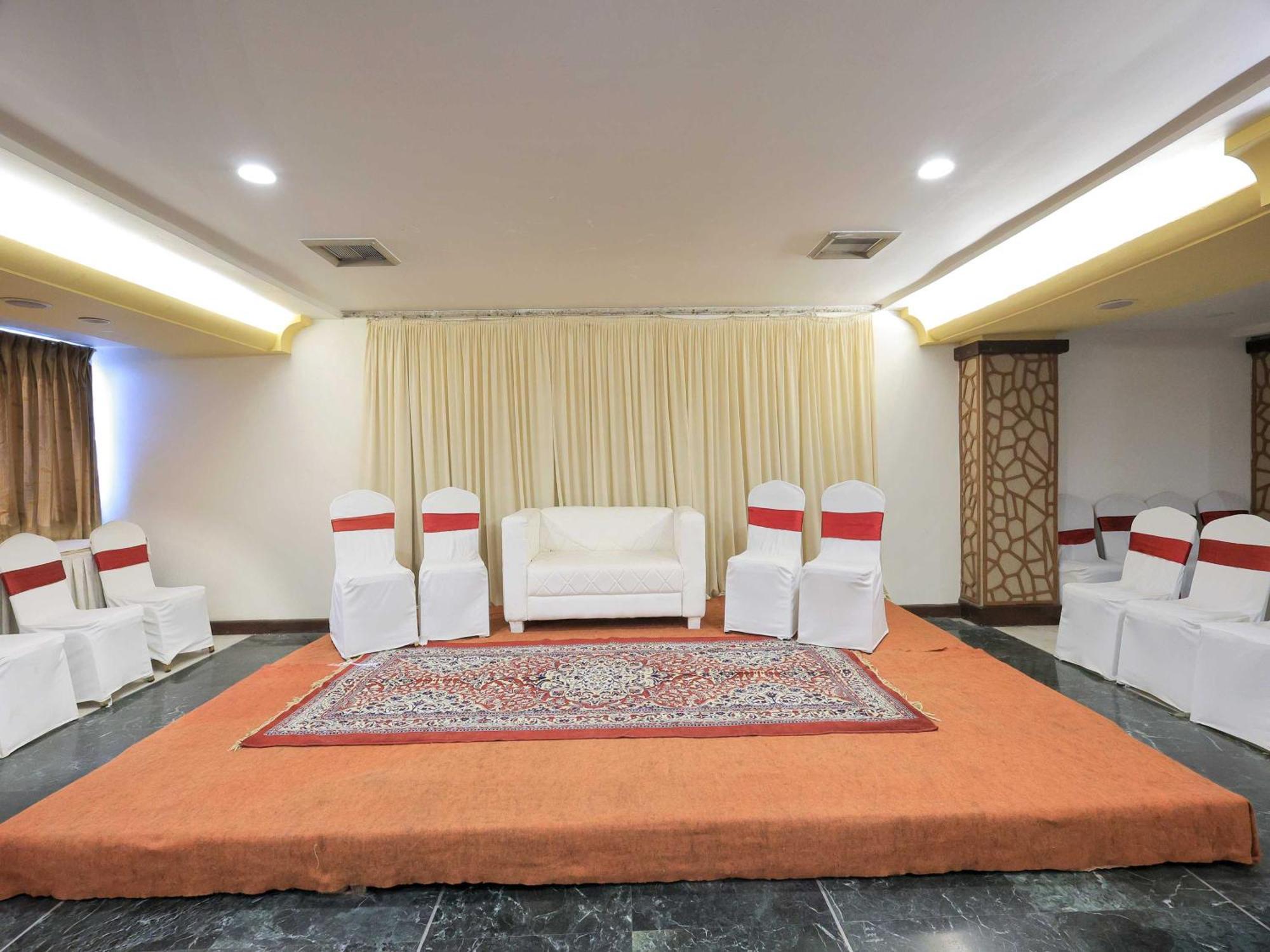 Palette Hotel Surya Vadodara Dış mekan fotoğraf