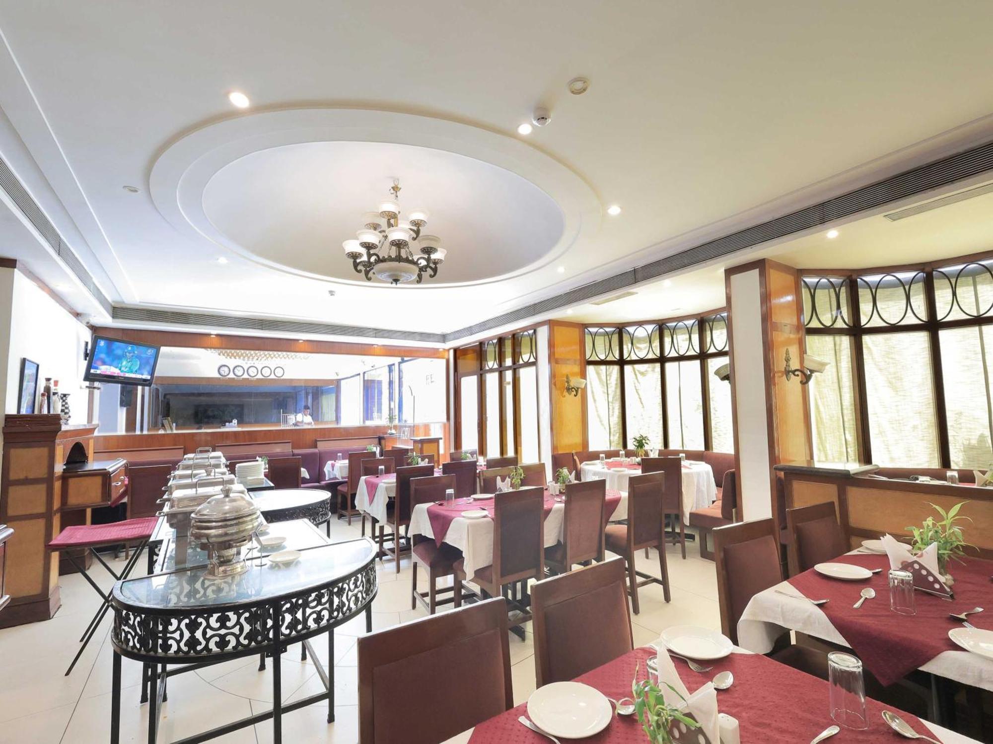 Palette Hotel Surya Vadodara Dış mekan fotoğraf