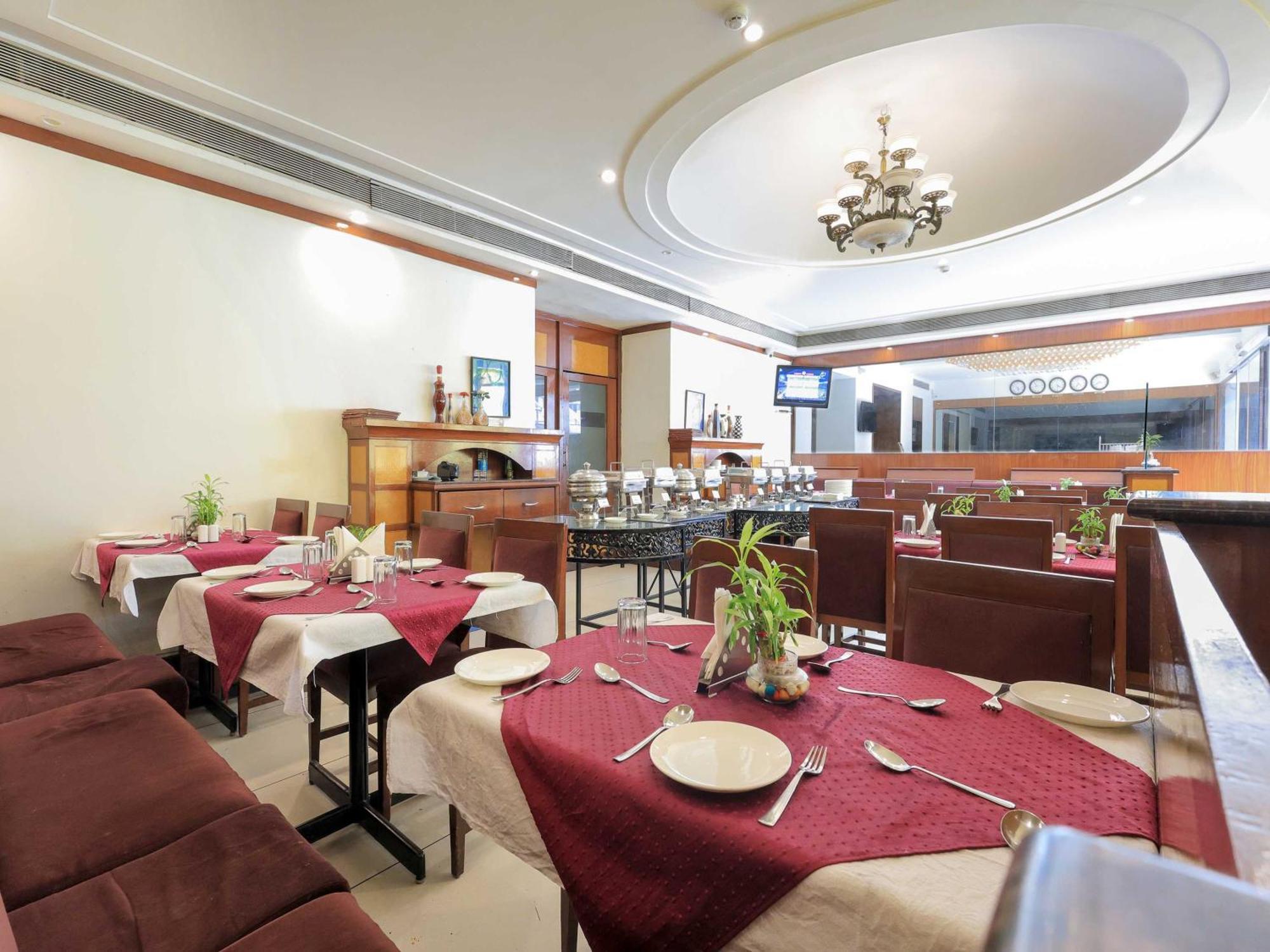 Palette Hotel Surya Vadodara Dış mekan fotoğraf