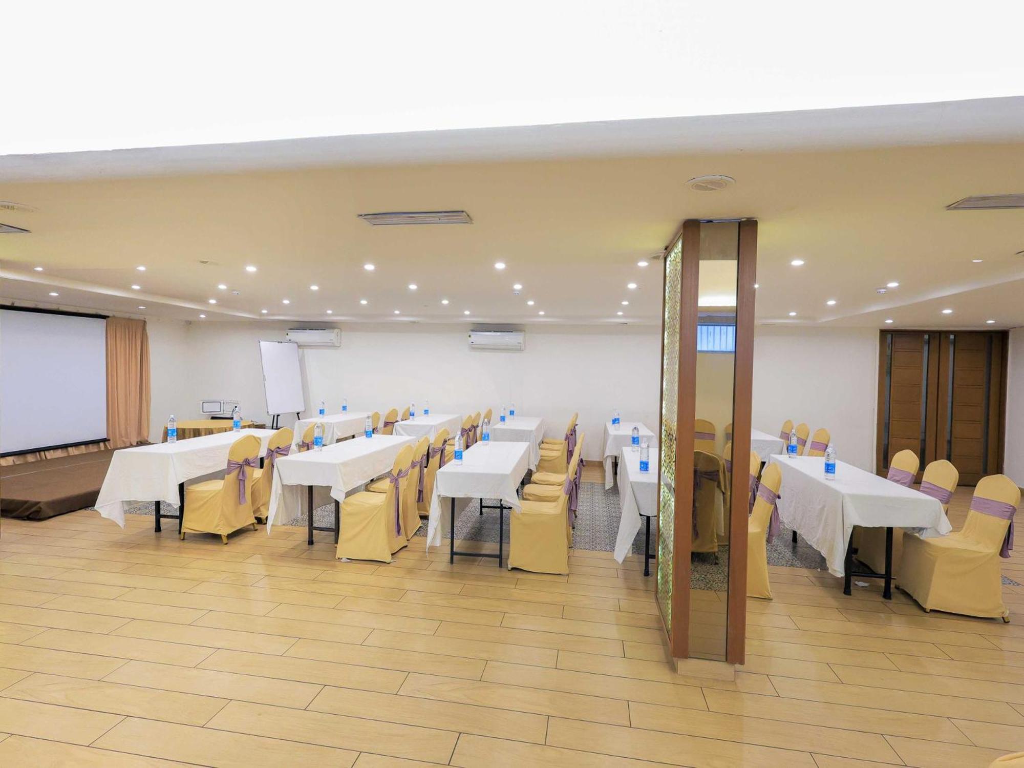 Palette Hotel Surya Vadodara Dış mekan fotoğraf