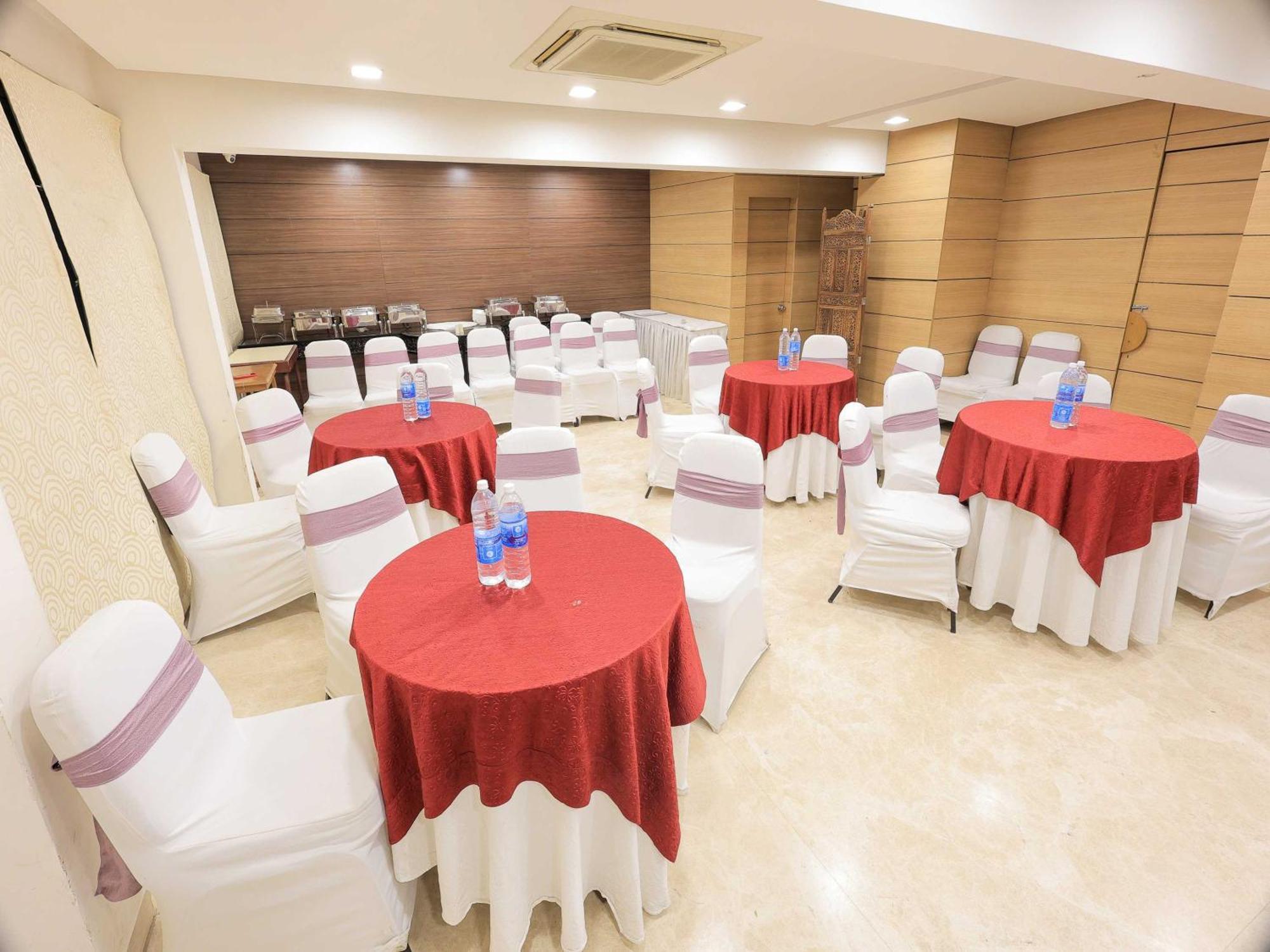Palette Hotel Surya Vadodara Dış mekan fotoğraf