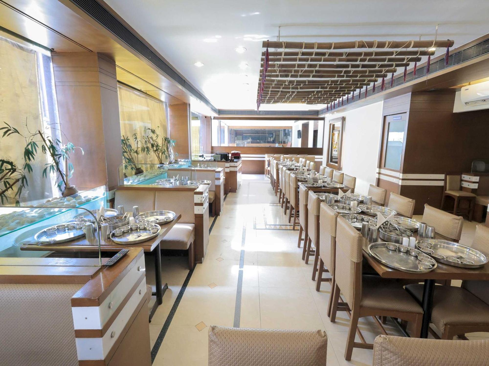 Palette Hotel Surya Vadodara Dış mekan fotoğraf