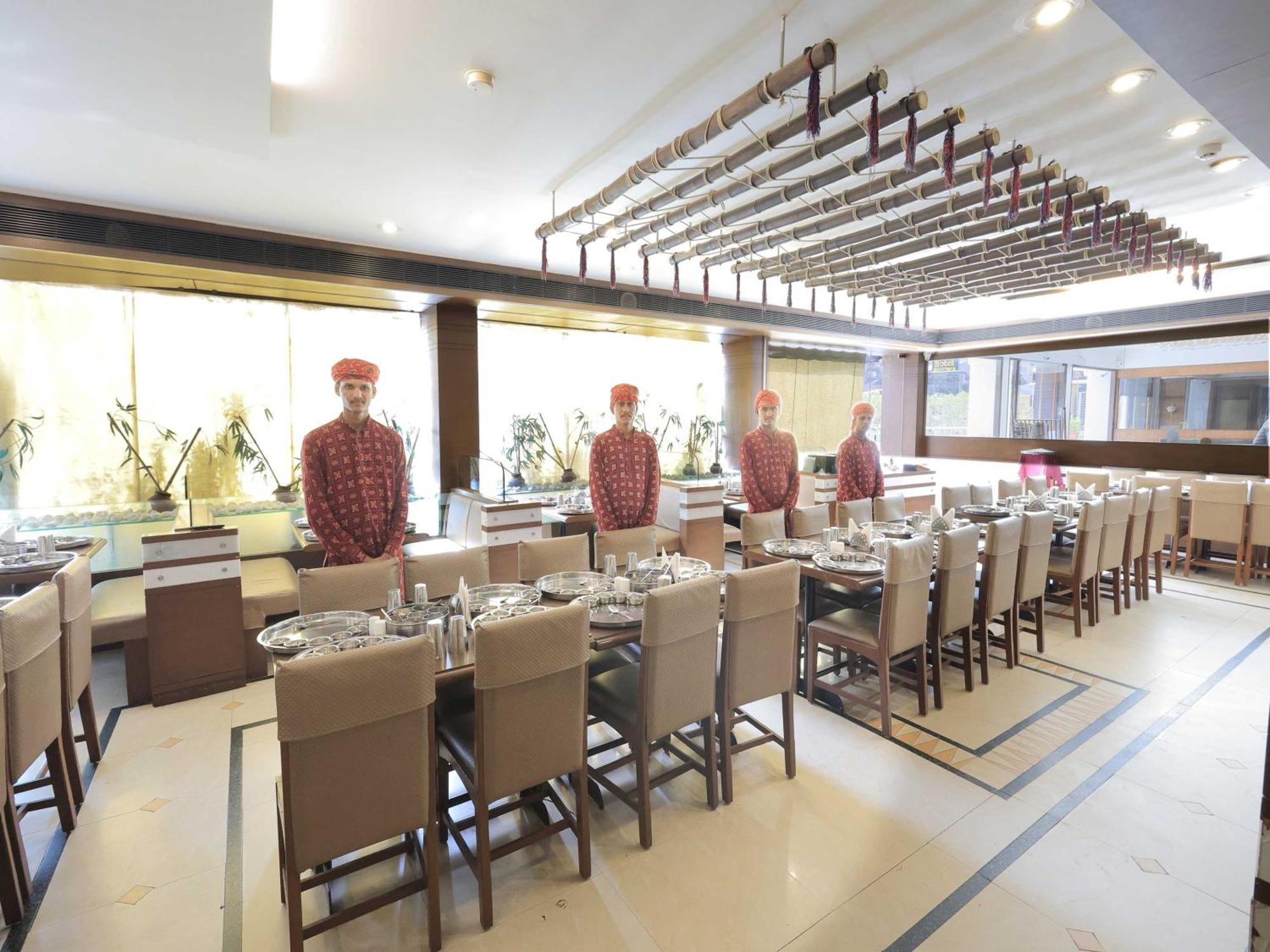 Palette Hotel Surya Vadodara Dış mekan fotoğraf