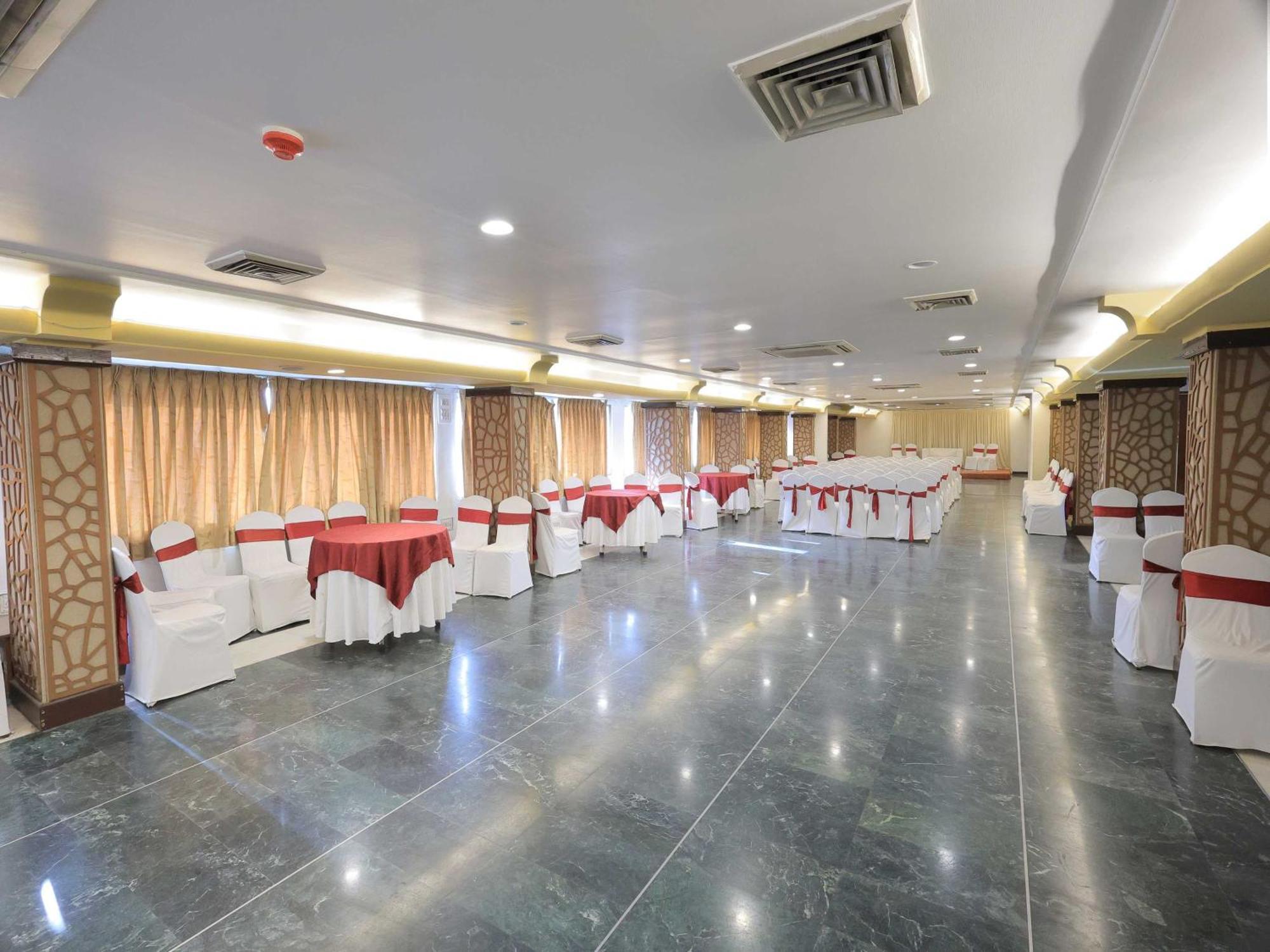 Palette Hotel Surya Vadodara Dış mekan fotoğraf