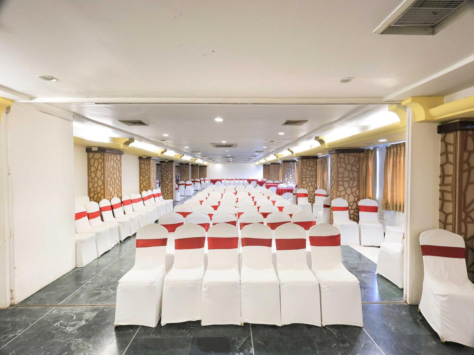Palette Hotel Surya Vadodara Dış mekan fotoğraf