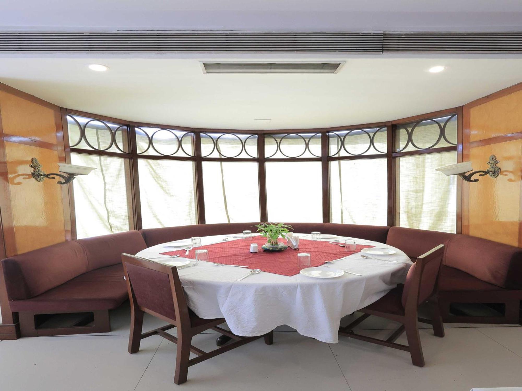 Palette Hotel Surya Vadodara Dış mekan fotoğraf