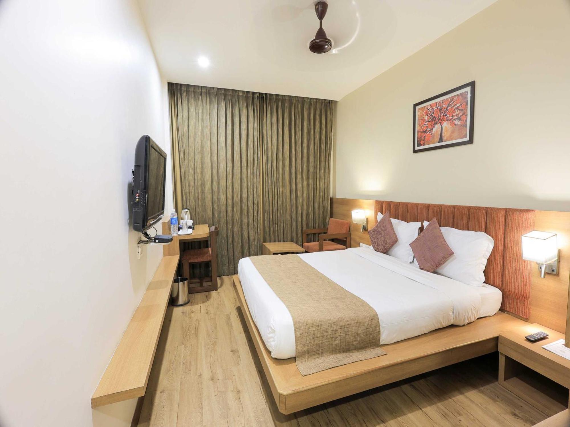 Palette Hotel Surya Vadodara Dış mekan fotoğraf