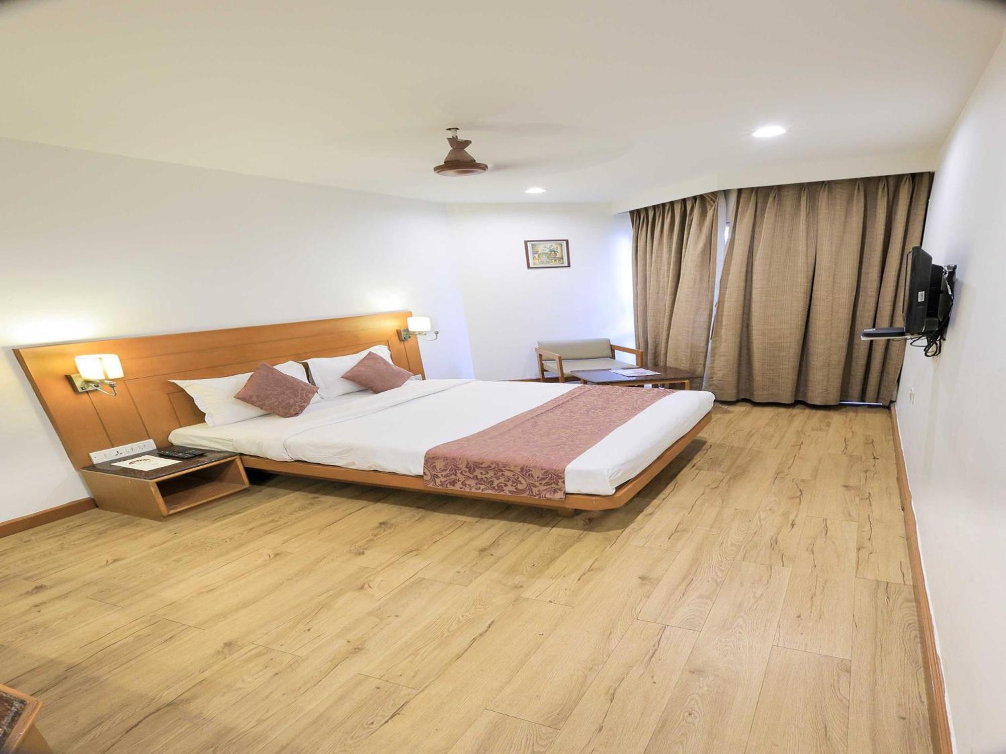 Palette Hotel Surya Vadodara Dış mekan fotoğraf