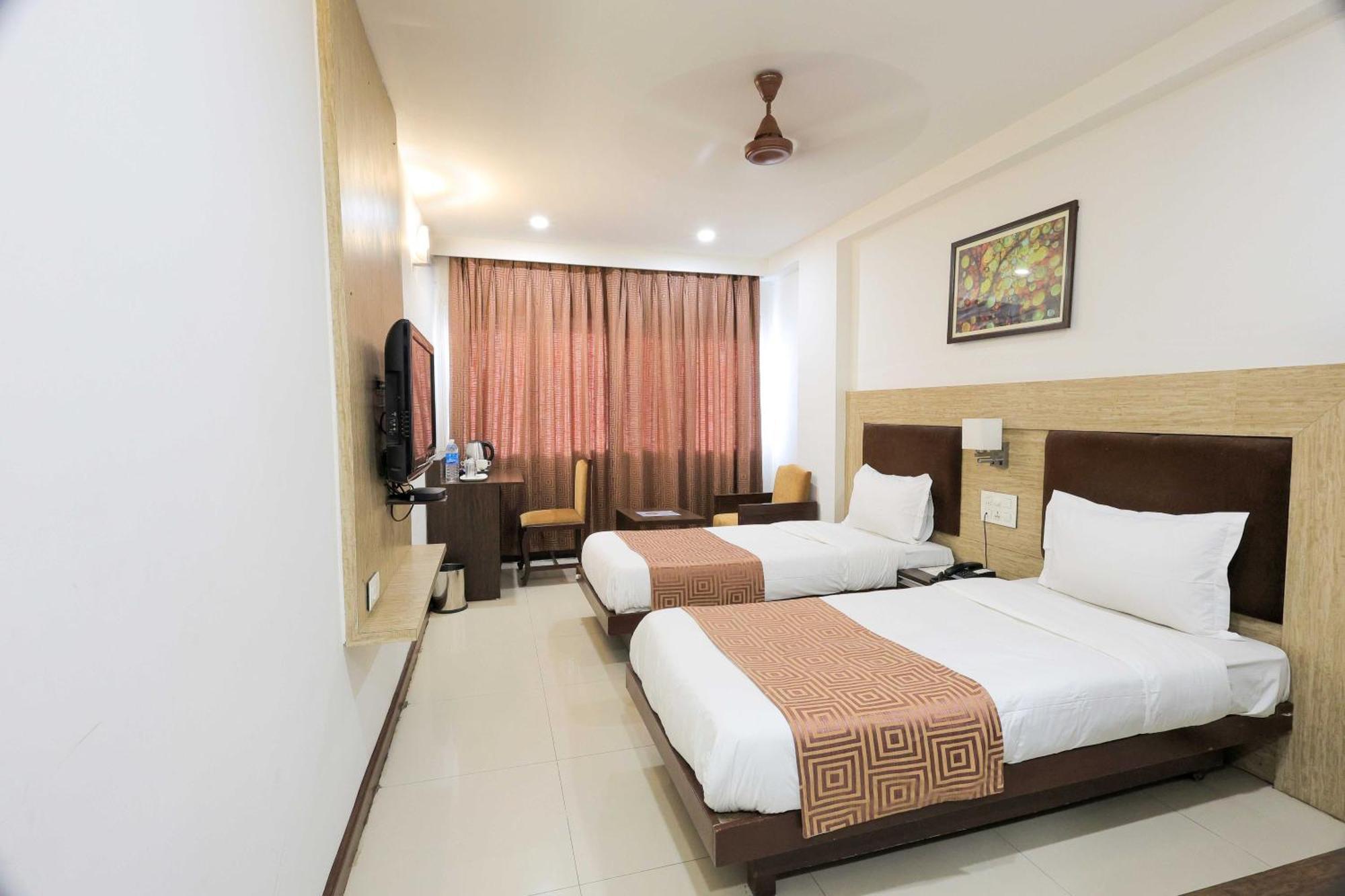 Palette Hotel Surya Vadodara Dış mekan fotoğraf