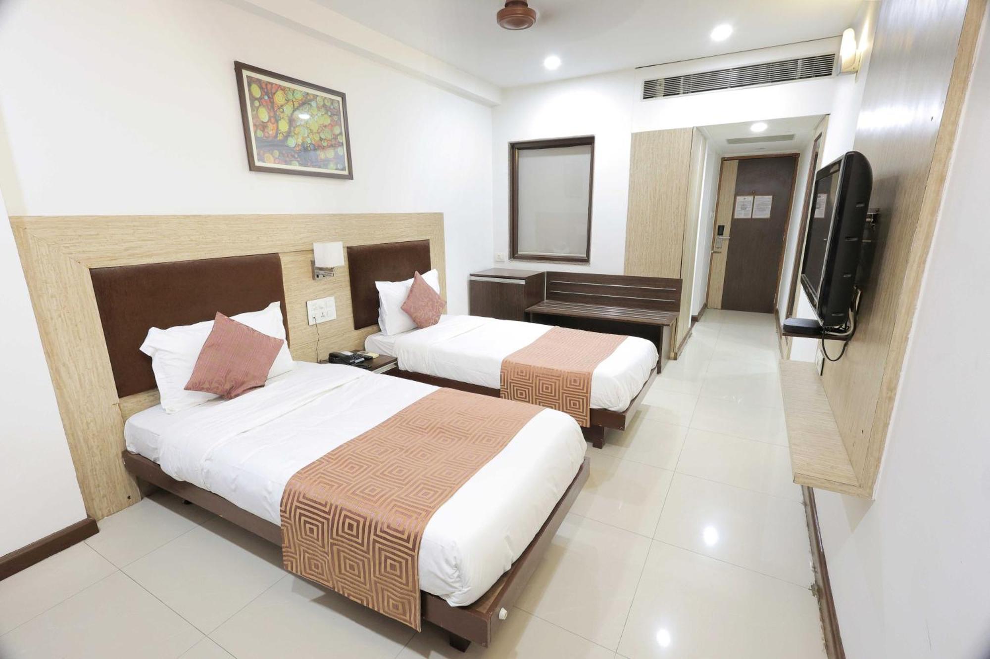 Palette Hotel Surya Vadodara Dış mekan fotoğraf