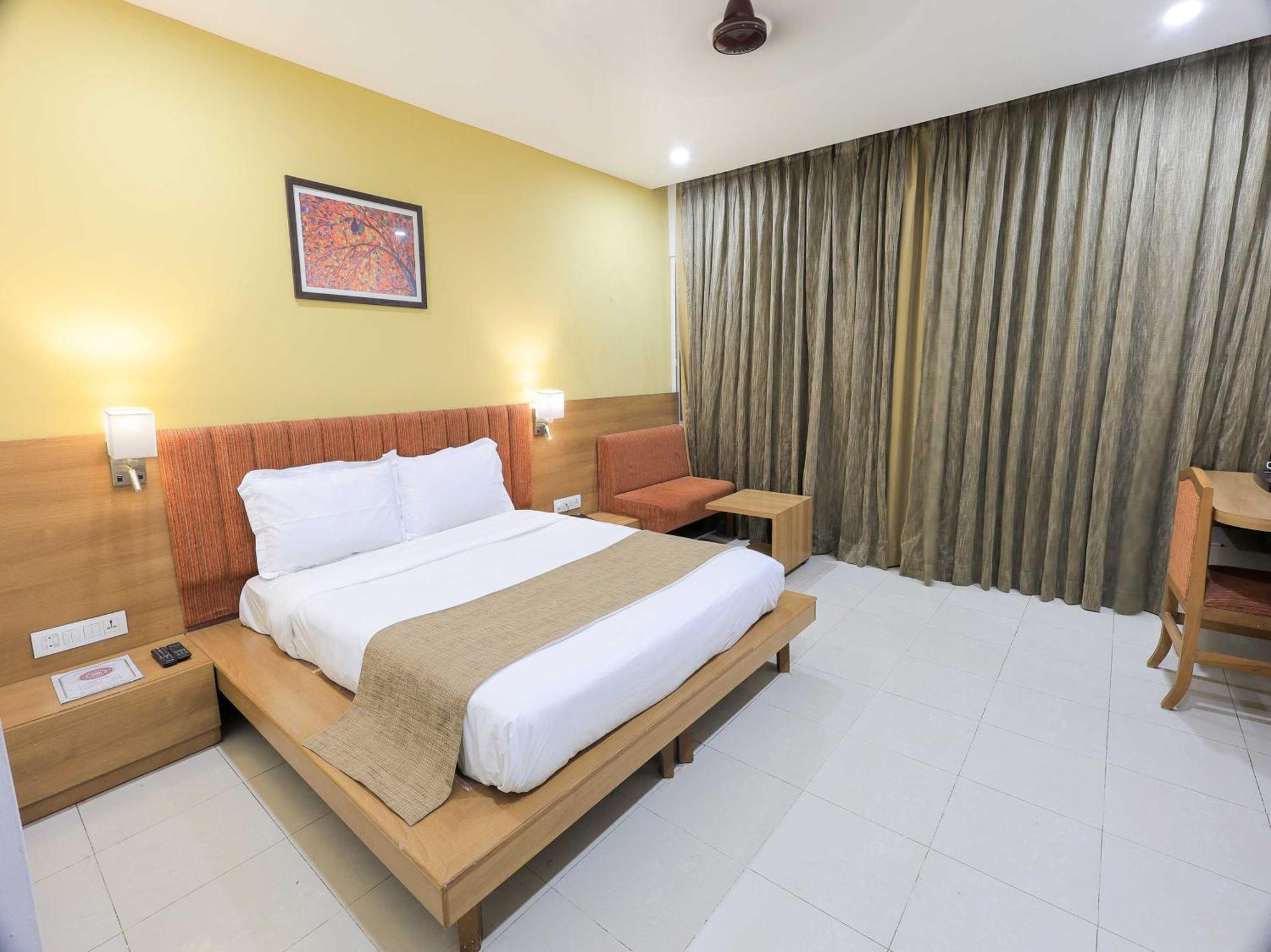 Palette Hotel Surya Vadodara Dış mekan fotoğraf
