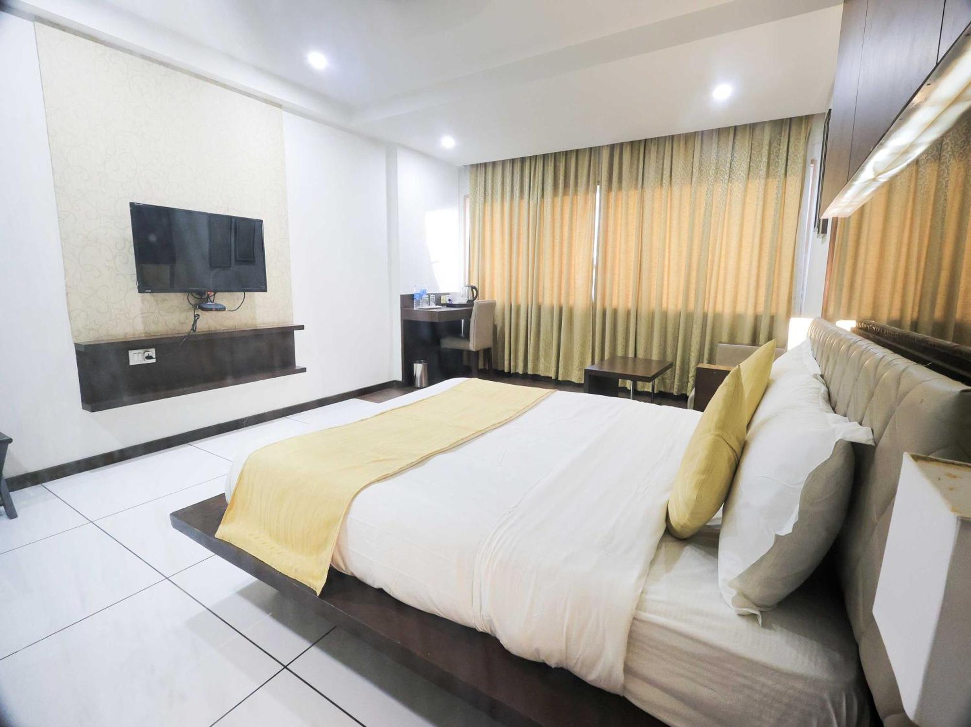 Palette Hotel Surya Vadodara Dış mekan fotoğraf