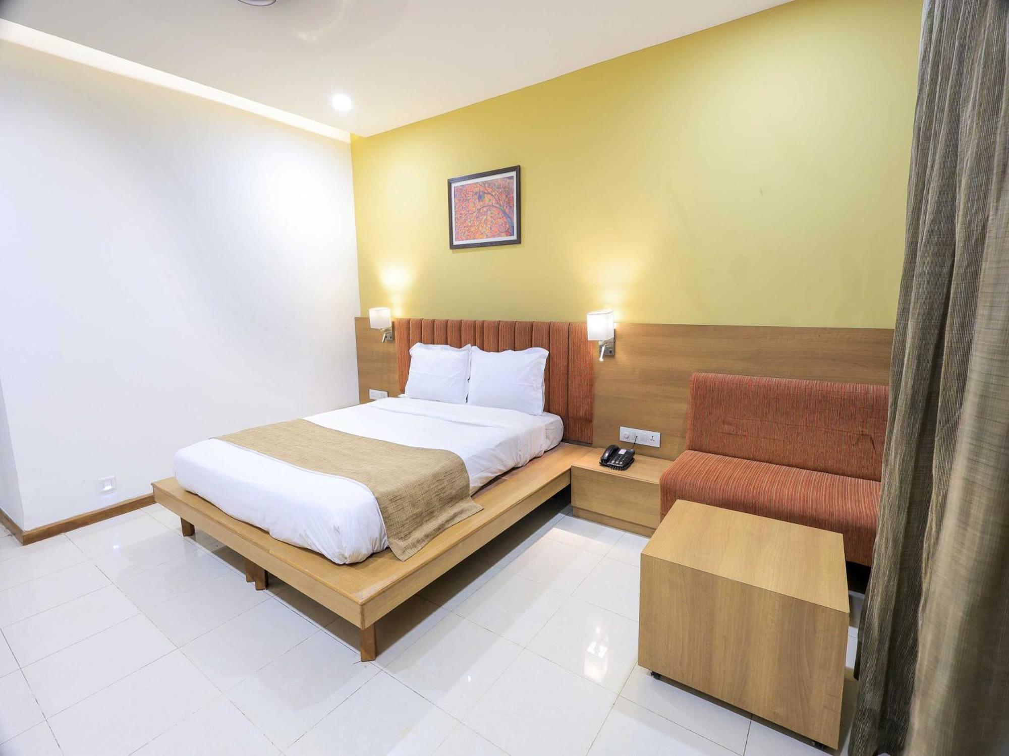 Palette Hotel Surya Vadodara Dış mekan fotoğraf