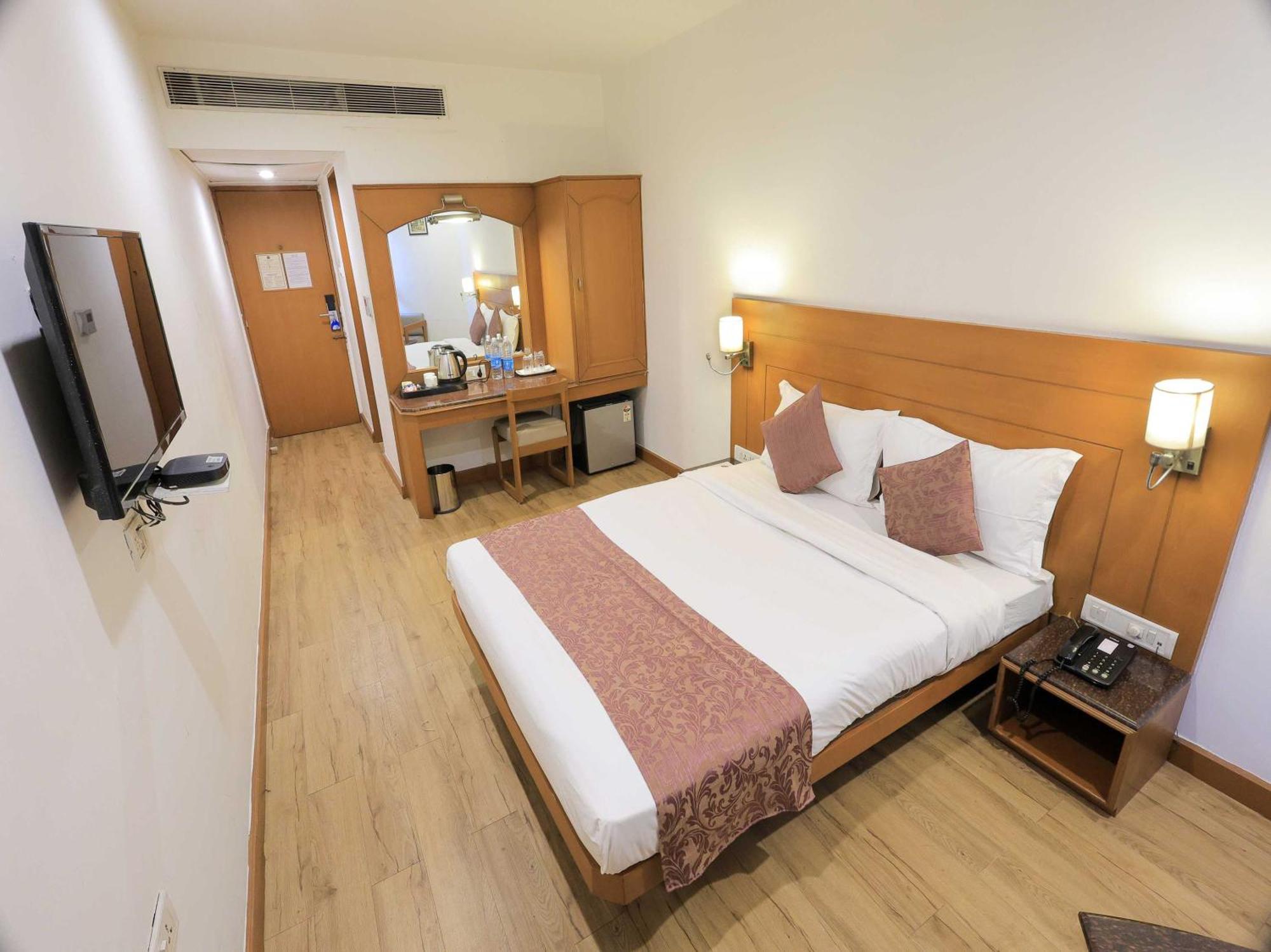Palette Hotel Surya Vadodara Dış mekan fotoğraf
