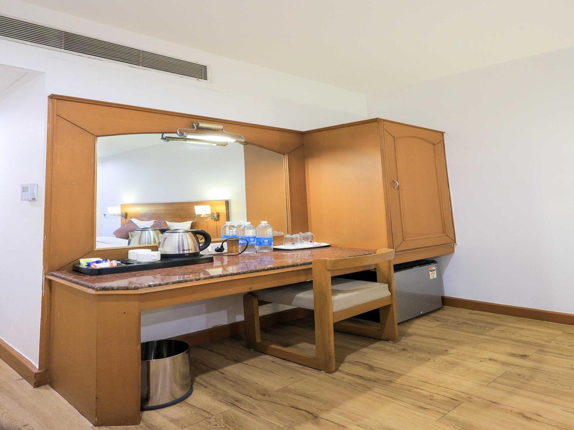Palette Hotel Surya Vadodara Dış mekan fotoğraf