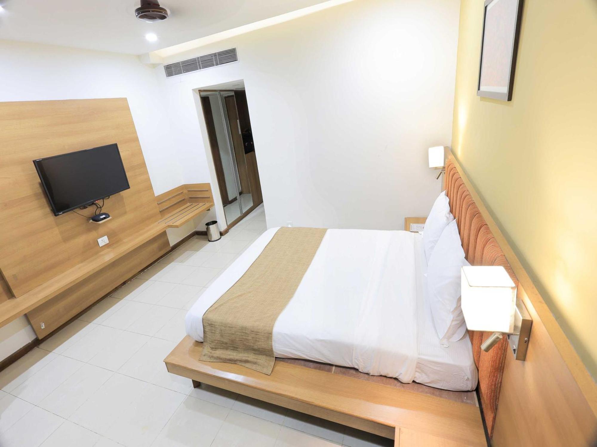 Palette Hotel Surya Vadodara Dış mekan fotoğraf